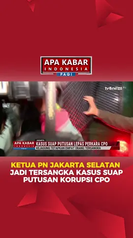 📌 Kejaksaan Agung menetapkan Ketua Pengadilan Negeri Jakarta Selatan, Muhammad Arif Nurianta, sebagai tersangka dalam kasus suap terkait putusan lepas (onslap) pada perkara korupsi CPO di Pengadilan Negeri Jakarta Pusat. ➡️ Selain Arif Nurianta, dua pengacara, Marcel Santoso dan Arianto, serta Wahyu Gunawan, panitera muda di PN Jakarta Utara, juga ditetapkan sebagai tersangka. ➡️ Keempat tersangka diduga berperan dalam mempengaruhi putusan dengan menerima suap senilai Rp60 miliar untuk memuluskan keputusan lepas dalam perkara yang melibatkan tiga korporasi besar. 📡 Ikuti perkembangan kasus ini hanya di TV One. #KorupsiCPO #JakartaSelatan #KasusSuap #KejaksaanAgung #Peradilan #SuapPengadilan #akitvone #apakabarindonesiatvone