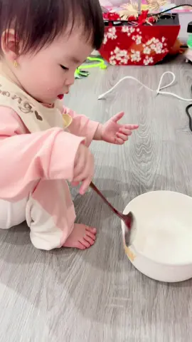 Cả ngày chỉ ăn và uống 😅 Mẹ nào muốn có con như này ko ạ? Bạn Thỏ lúc chưa được 12M ạ#🥰🥰🥰🥰❤️❤️❤️ #embedangyeu #xuhuong #xuhuongtiktok #dethuongmuonxiu 