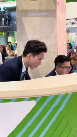 Vuốt tóc lên thì k sao. Cứ thả tóc xuống là xu nguyên ca làm😰😅 #aviation  #sanbaytansonnhat  #xuhuong  #fyp  #giaiphongmiennam  #bamboo  #viral 