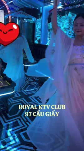 Hãy đến với Royal KTV 97 cầu giấy để tận hưởng cảm giác vua chúa hoà cùng các thiên thần tỉ tỉ . Quán đang có chương trình giảm giá 20% tổng bill đến ngày 25/4 🎉🎉🎉