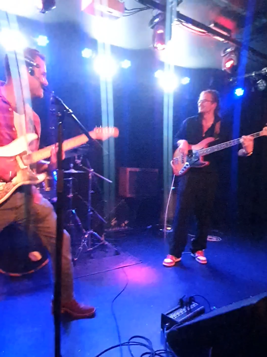 The amazing @Cherimoya Band performed Song 2 by @Blur at #waterratslondon and they absolutely killed it 🔥 if u liked it as much as I did go check out their original songs on Spotify 💚 #song2blur #liveperformance #cherimoyaband #upthemoya 