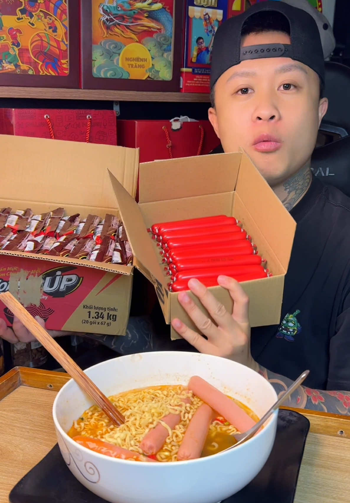 Mua xúc xích được tặng nguyên thùng mỳ, quá đã ae oi#gauvlogs #xuhuong #xh #ănvặt #ănđêm #siêucay #mukbang #asmr #review #ănkhuya 