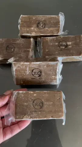Sabão Preto Africano é um produto tradicional originário da África Ocidental, feito com ingredientes naturais como cinzas de casca de banana, folhas de palma, manteiga de karité e óleo de coco. É conhecido por suas propriedades de limpeza profunda, sendo eficaz no tratamento da acne, manchas escuras, pele oleosa e outras condições da pele.  📲878844386 🇲🇿 #africanblacksoap #naturalskincare #maputomozambique🇲🇿 #kukuacosmeticos 