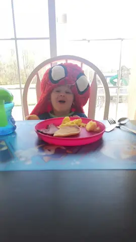 whoever designed these blankets, lol is u okay? #kidsoftiktok #russian #funnykids #toddlersoftiktok #momlife 