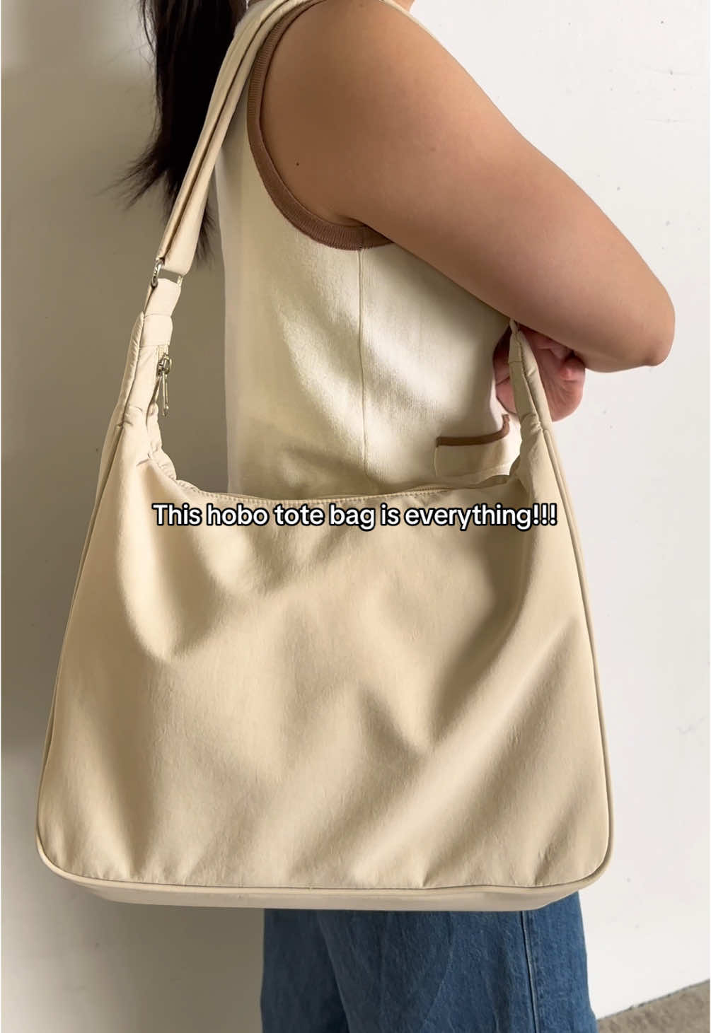 Hands down one of the best tote bags for school and college 🎀👜 Do you see all of the pockets and compartments? It fits all my school essentials!! #whatsinmybag #totebag #besttotebags #besttotebagsforschool #besttotebagsforcollege #schoolbag #unibag #collegebag #packmytotebag