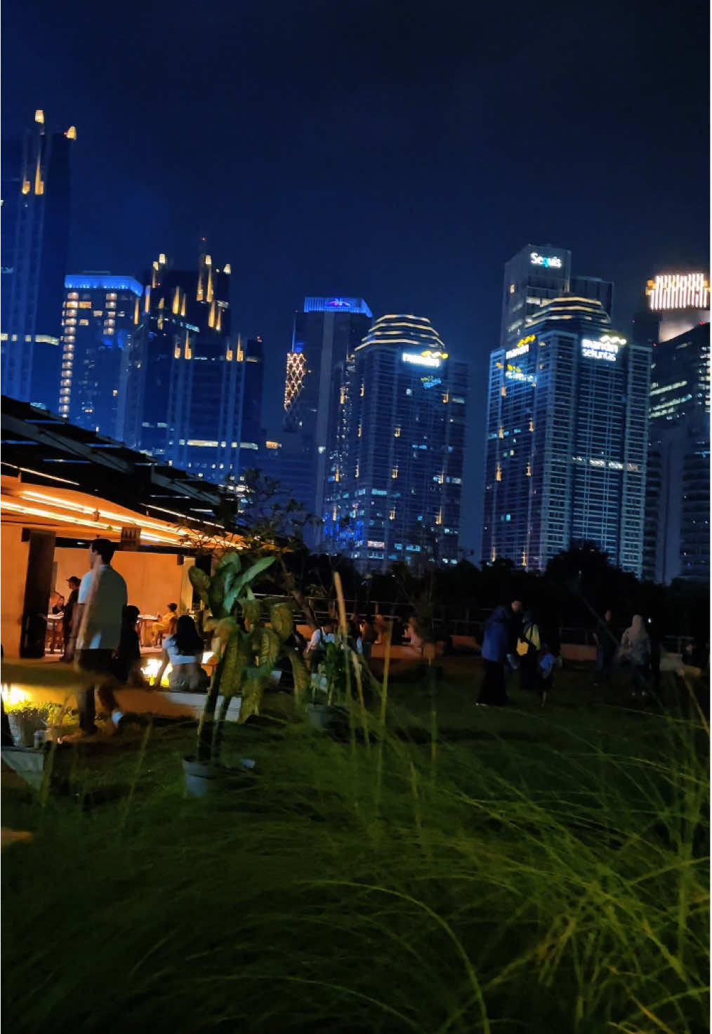 Spot bengong gratis di tengah kota Jakarta  • • • #jakarta #citylights #komang #jakartahits #fyppppppppppppppppppppppp 