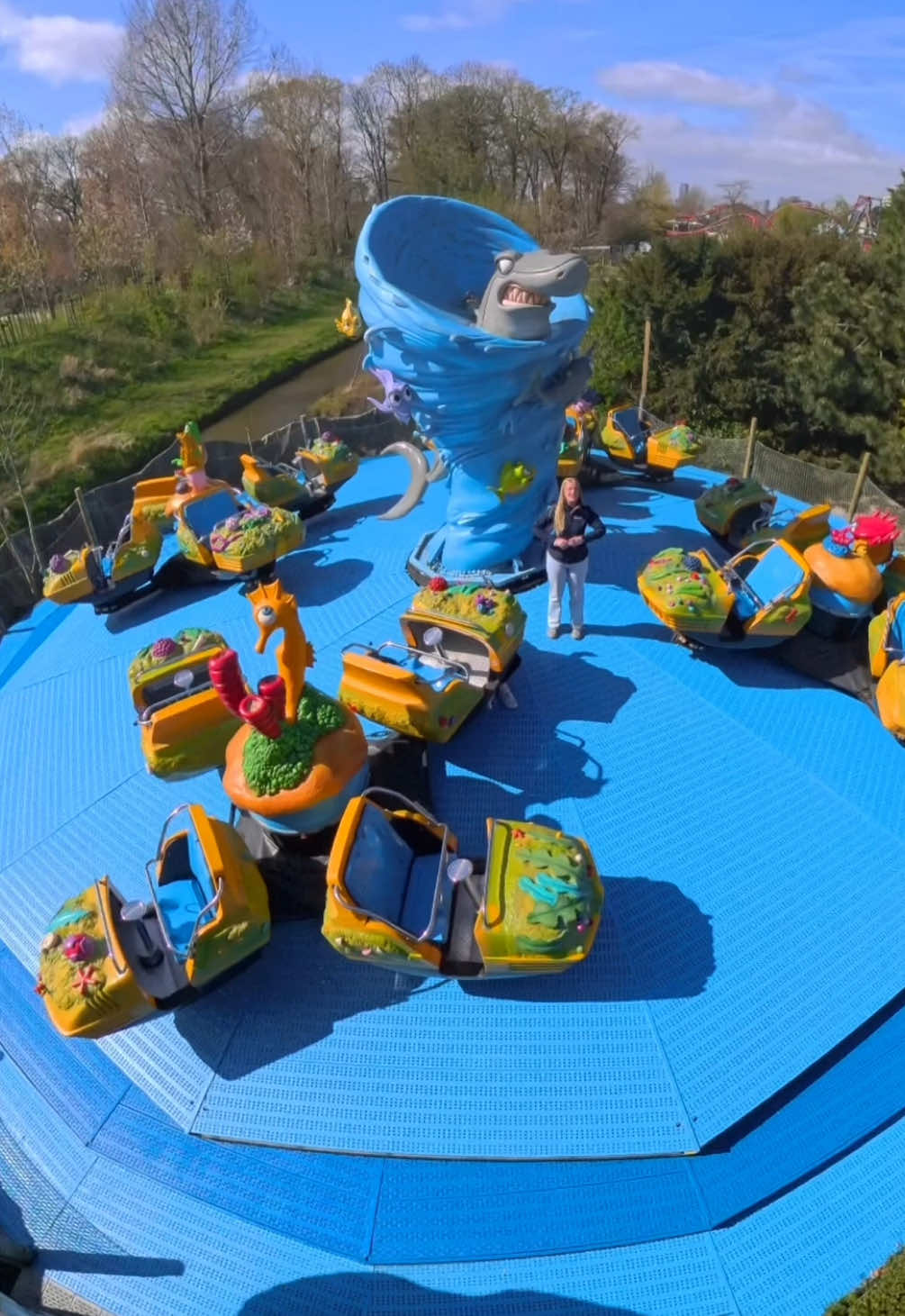 Weet jij het goede antwoord?🤔🌪️ Hoeveel mensen gaan er tegelijk in de Draaikolk? Het zijn er wellicht meer dan je denkt… #drievliet #pretpark #denhaag #themepark #attraction 