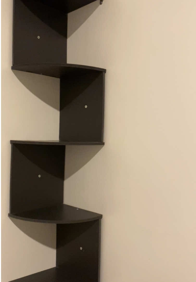 Aesthetic things to put on my hanging shelves? #roomdecor #shelf #roomdesign #roomideas #wallshelf 