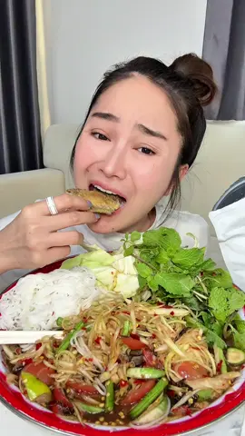 ปลาสลิดกรอบแกล้มตำบักหุง #ปลาสลิด #ปลาสลิดอบกรอบ #tiktokพากิน 