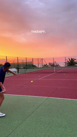 Sunrises hits different 🙌🏻🌅 #tennis #tennisplayer #tennistiktok #sunrise 
