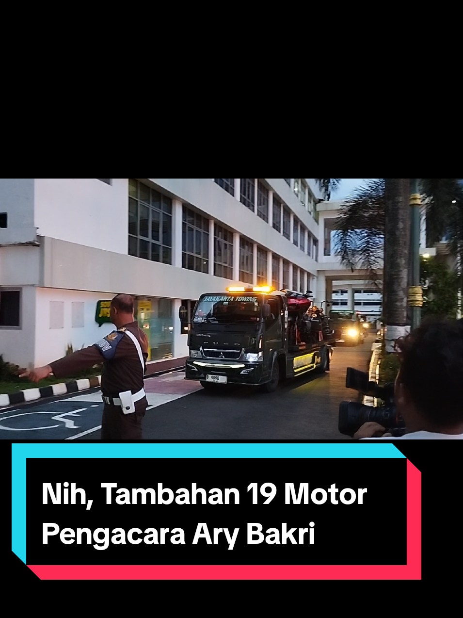 Goks, Kejagung Kembali Sita 19 Motor Dari Rumah Pengacara Ary Bakri Kejaksaan Agung (Kejagung) kembali menyita puluhan unit sepeda motor terkait kasus dugaan suap Ketua Pengadilan Negeri (PN) Jakarta Selatan Muhammad Arif Nuryanta. Suap dimaksud agar hakim memvonis lepas (onstlag) terdakwa korporasi korupsi crude palm oil (CPO) atau minyak sawit mentah. Kendaraan yang disita berupa sepeda motor dan sepeda. Rinciannya, sebanyak 19 unit sepeda motor berbagai merek yang didominasi Harley Davidson. Sisanya merek lain seperti BMW, Triumph, Norton, Honda Monkey, Italijet Dragster Limited Edition, juga beberapa unit Vespa matic dan klasik. Dan 7 unit lainnya merupakan sepeda berbagai jenis, seperti sepeda fixie dan balap. Seluruh kendaraan tersebut tiba di Gedung Kartika Kejagung, Jakarta Selatan pada Minggu, 13 April 2022. Pada siang hari, telah lebih dahulu tiba 2 unit motor Harley Davidson dan tiga unit mobil terdiri dari Land Rover Defender Discovery, Land Rover Defender Classic warna abu-abu, dan Toyota Land Cruiser warna hitam. Seluruh kendaraan itu disita dari kediamann pengacara Ariyanto Bakri (AB) atau yang dikenal sebagai Ary Bakri Jakarta Keren. #ketuapnjaksel #suaphakim #kejagung #arybakri #jakartakeren #suap 