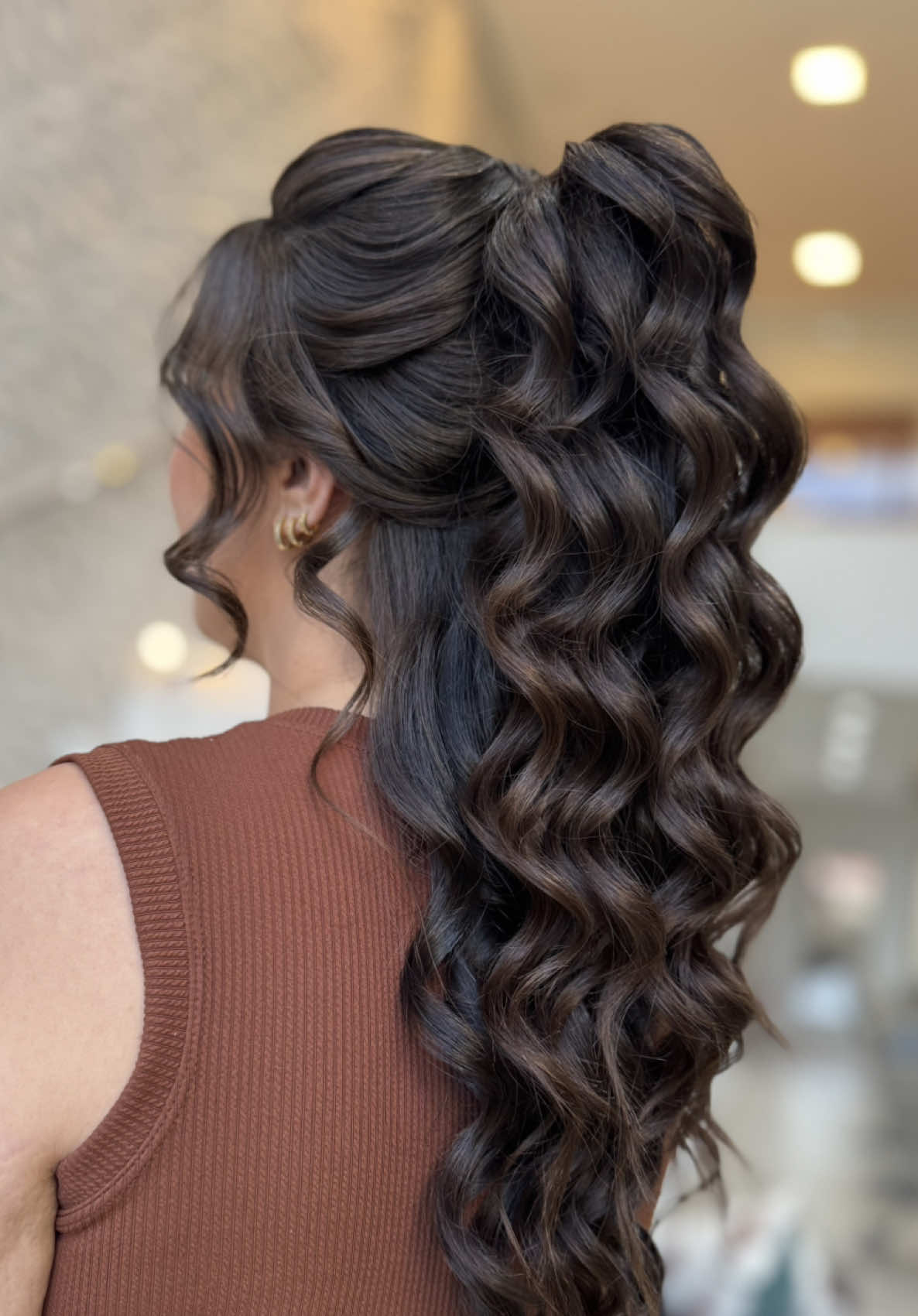 Semi preso lindo demais, uma ótima escolha pra quem quer um penteado mais solto e elegante, sem abrir mão do conforto 😍 #penteado #madrinha #formanda #rabodecavalo #Penteados #hairstyle 