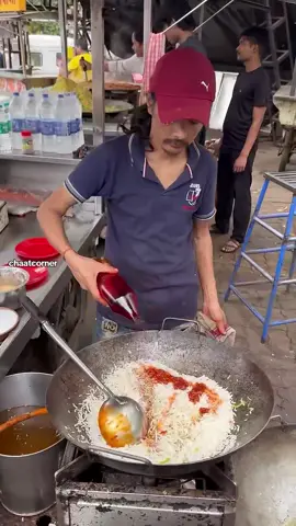 Mumbai street style ka Chinese twist! 🍜 Veg Fried Rice + Noodles = full paisa vasool combo! #Foodie #foodbloggers #trending #indianstreetfood #mumbaifood 