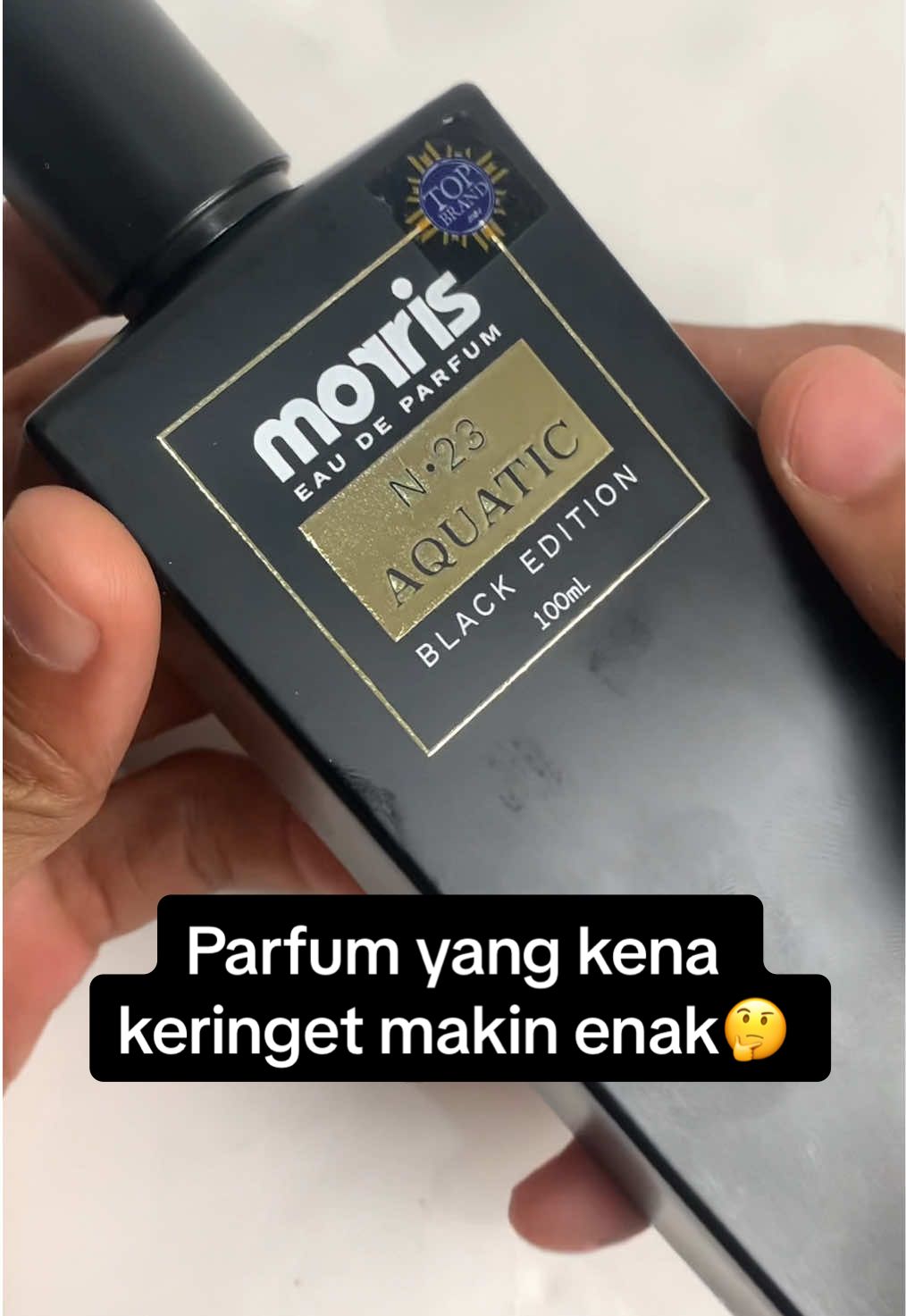 Siapa nih yang gampang keringetan? Nah biar lo tetap segar dan wangi pas lagi keringetan bisa banget pake parfum Morris Black Aquatic😎 #MorrisIndonesia #IngatParfumYaMorris #parfumtiktok #parfumviral #morrismen 