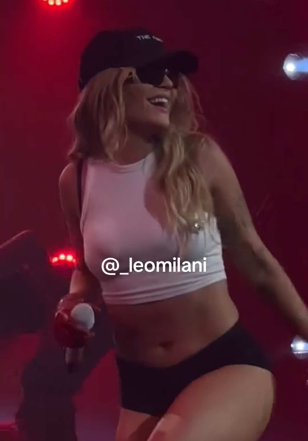 Luísa Sonza cantando “bund*” ao vivo em São Paulo. HIT!!! #luisasonza #luisa #sonza #escandalointimo #show #emilia #emiliamernes #bunda @Luísa Sonza @emilia 🧊 