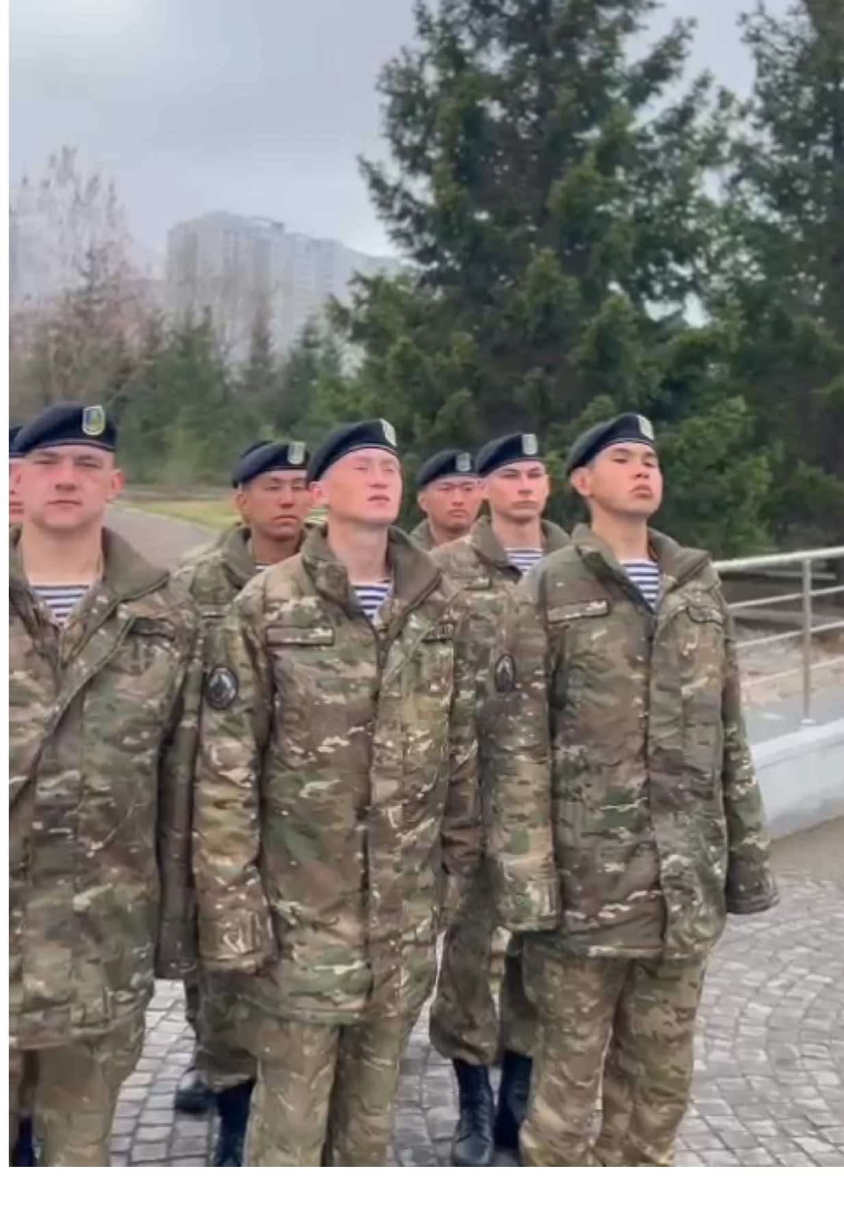 Участникам парада Победы организовали экскурсию по достопримечательностям Астаны В целях ознакомления с достопримечательностями города Астаны для участников предстоящего парада Победы была организована ознакомительная экскурсия. Участники парада посетили знаковые места Астаны, включая монумент «Байтерек», площадь Независимости,Национальный музей истории Казахстана.  Экскурсия позволила гостям столицы не только поближе познакомиться с культурой и историей Казахстана, но и ощутить атмосферу современной Астаны — города, символизирующего мир, единство и развитие. Организаторы мероприятия отметили, что такие инициативы способствуют патриотическому воспитанию и укреплению связи поколений, а также создают торжественное настроение в преддверии великого праздника.