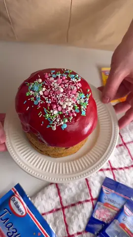 🫠 Нежный и воздушный творожный кулич без дрожжей, идеально подходящий для тех, кто предпочитает более лёгкие десерты 🧁  Ингредиенты для приготовления 2 куличей в форме 11* 8,5: Вишня 50 г Миндаль 50 г Ром 100 мл Масло сливочное 240 г Сахар - 240 г Ванильный сахар Dr. Bakers - 8 г Яйца - 4 шт. Творог 360 г Мука - 400 г Разрыхлитель теста - 10 г Цедра апельсина - 1 шт. Для декора: • Глазурь со вкусом лесных ягод 1 упаковка • Декор-микс «Весенний» Dr. Bakers - 1 упаковка  • Посыпка со вкусом лесных ягод Dr. Bakers - 1 упаковка 1. Миндаль и вишню заливаем ромом на ночь. После сливаем лишнюю жидкость. 2. Мягкое сливочное масло взбиваем с сахаром и ванильным сахаром. Вмешиваем яйца, а затем творог.  3. Отдельно смешиваем муку с разрыхлителем. Добавляем в общую массу сухие ингредиенты и цедру одного апельсина. 4. Затем добавляем орехи и вишню и хорошо перемешиваем всё лопаткой. 5. Раскладываем по формам, заполняя их на две трети. Выпекаем при 180°С 50-60 минут. 7. Остужаем готовые куличи. Верхушку куличей покрываем глазурью приготовленной по инструкции. Украшаем декор-миксом и посыпкой.  Готовьте с удовольствием! 🫶🏻 Светлой пасхи вам, друзья! 🕊️ #пасха #светлыйпраздник #кулич #еда #пасхальнаявыпечка #лайк 
