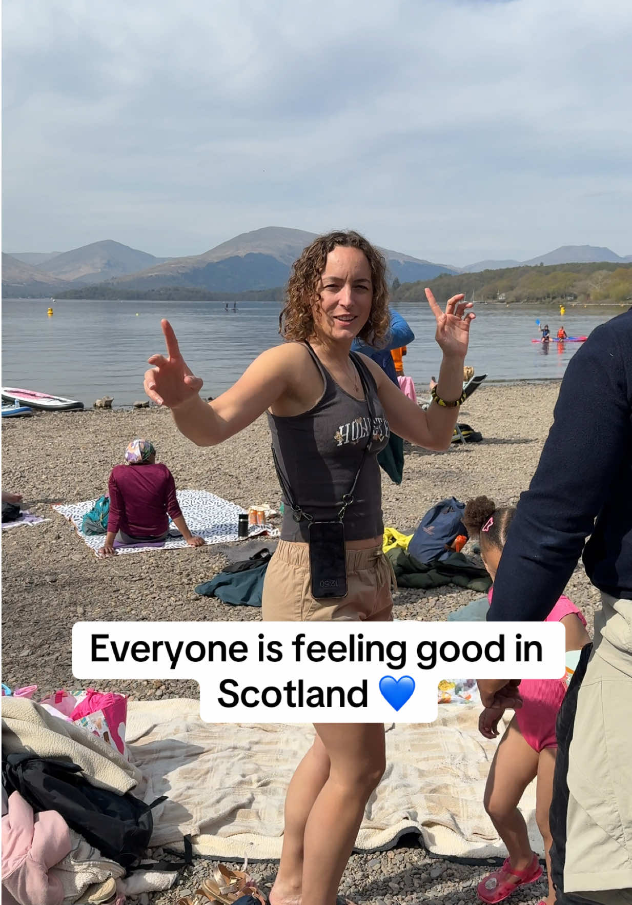 Everyone is doing good and enjoying the sunshine🏴󠁧󠁢󠁳󠁣󠁴󠁿😍 #dancing #fun #happy #lochlomond #Scotland #visitscotland #travelscotland #hikingcommunity #scottishhighlands #BlackScottishAdventurers 