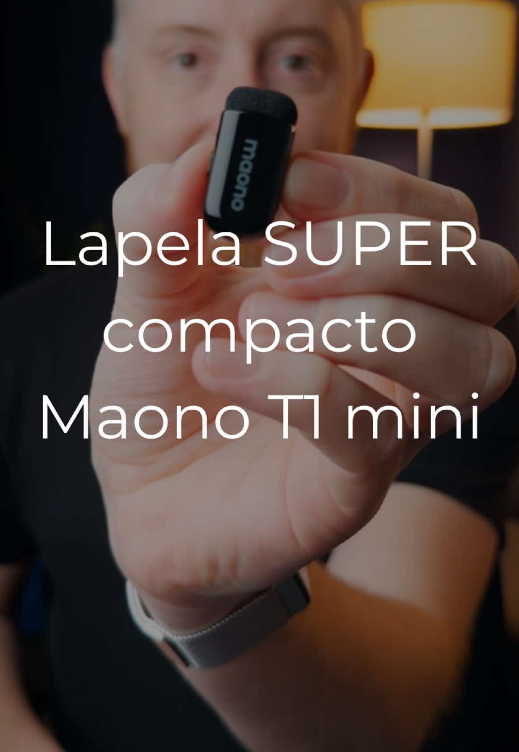 Ele é MUITO pequeno! Fiquei realmente surpreso quando peguei ele na mão pela primeira vez. Acho incrível que a cada ano que passa temos opções de microfone de lapela mais compactas e melhores. O Maono T1 mini foi uma ótima surpresa e agora tenho um mic que a caixinha cabe tranquilamente no bolso da calça. Os áudios desse vídeo não tiveram tratamento (com exceção de ajuste de volume) e não coloquei música para que você possa ouvir claramente sem interferências. O link está no meu perfil 😉 #fotocomiphone #fci #maono #maonogamerwave #maonot1mini #lapela  @Maono @Maono Global @maono_brasil  