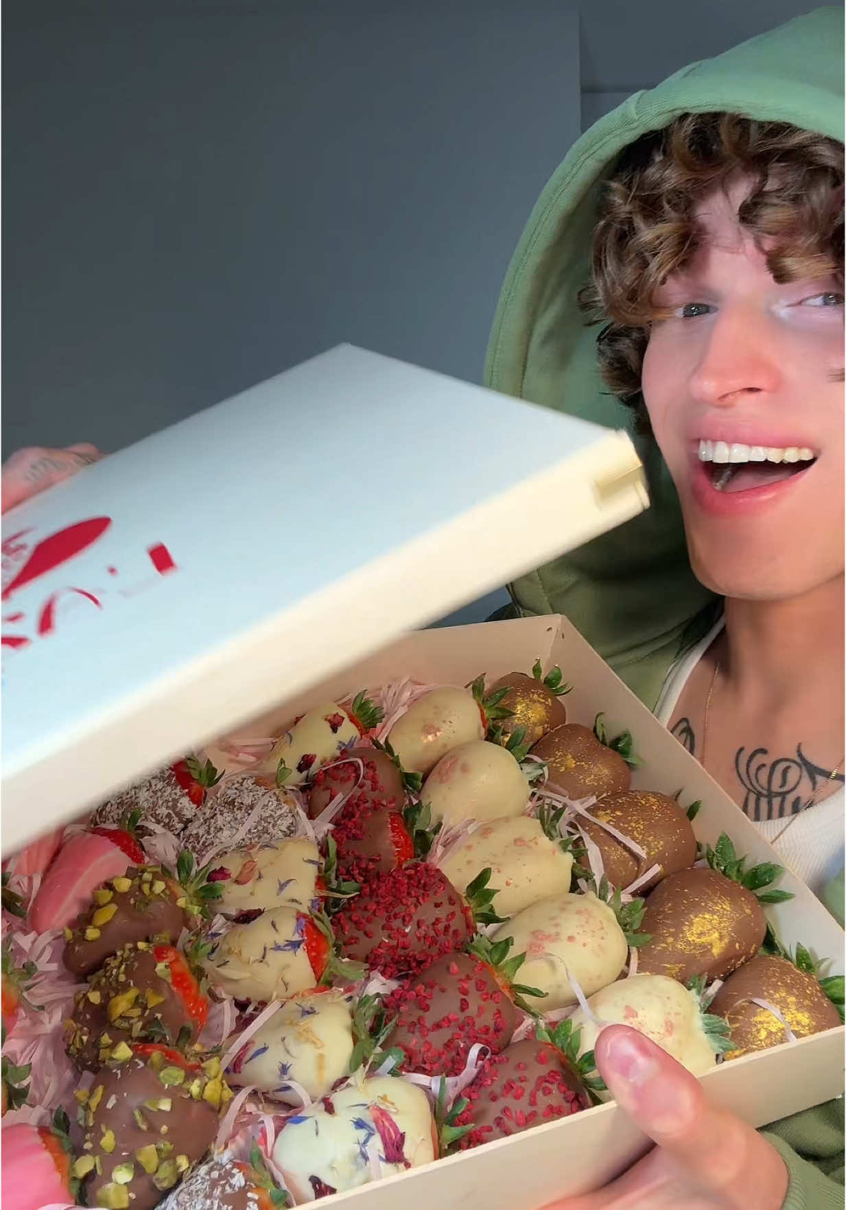 🍓🍫🌈 @House of Surprises #asmr#asmrsounds#ASMR#chocolatecoveredstrawberries#foryou#fyp#viral