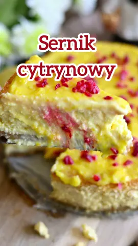 Sernik cytrynowy 🍋 Składniki (20 cm): 100 g herbatników  60 g masła  700 g twarogu sernikowego (ten z wiaderka) 250 g cukru  szczypta soli  2 łyżki skórki otartej z cytryny  3 jajka 60 ml śmietanki 30%  60 ml soku z cytryny  Lemon curd: 1 żółtko  1 jajko  50 g cukru  sok z 1 cytryny  40 g masła  1. Herbatniki zmiksuj na konsystencję piasku. Połącz z rozpuszczonym masłem i wyłóż na spód formy wyłożonej papierem. 2. Twaróg sernikowy zmiksuj przez 2-3 min z cukrem, skórką z cytryny, szczyptą soli.  3. Dodaj jajka i zmiksuj do połączenia składników.  4. Dodaj sok z cytryny i śmietankę. Zmiksuj do połączenia składników.  5. Gotowy sernik wylej na spód herbatnikowy. Postukaj foremką o blat i piecz w kąpieli wodnej 50 min w temp. 160 stopni.  6. Po upieczeniu uchyl lekko piekarnik na 1 godzinę. Po ostygnięciu wstaw sernik do lodówki na min 4 godziny.  7. Wierzch wysmaruj cytrynowym kremem i ozdób malinami.  Krem cytrynowy: 1. Jajko, żółtko, cukier i sok z cytryny podgrzej kilka minut, aż masa zgęstnieje (cały czas mieszaj).  2. Dodaj masło i mieszaj do rozpuszczenia.  3. Gotowy krem przelej do słoika/miski i pozostaw do ostudzenia.  #deser #ciasto #ciastka #przepis #sernik #wielkanoc #ciastko 