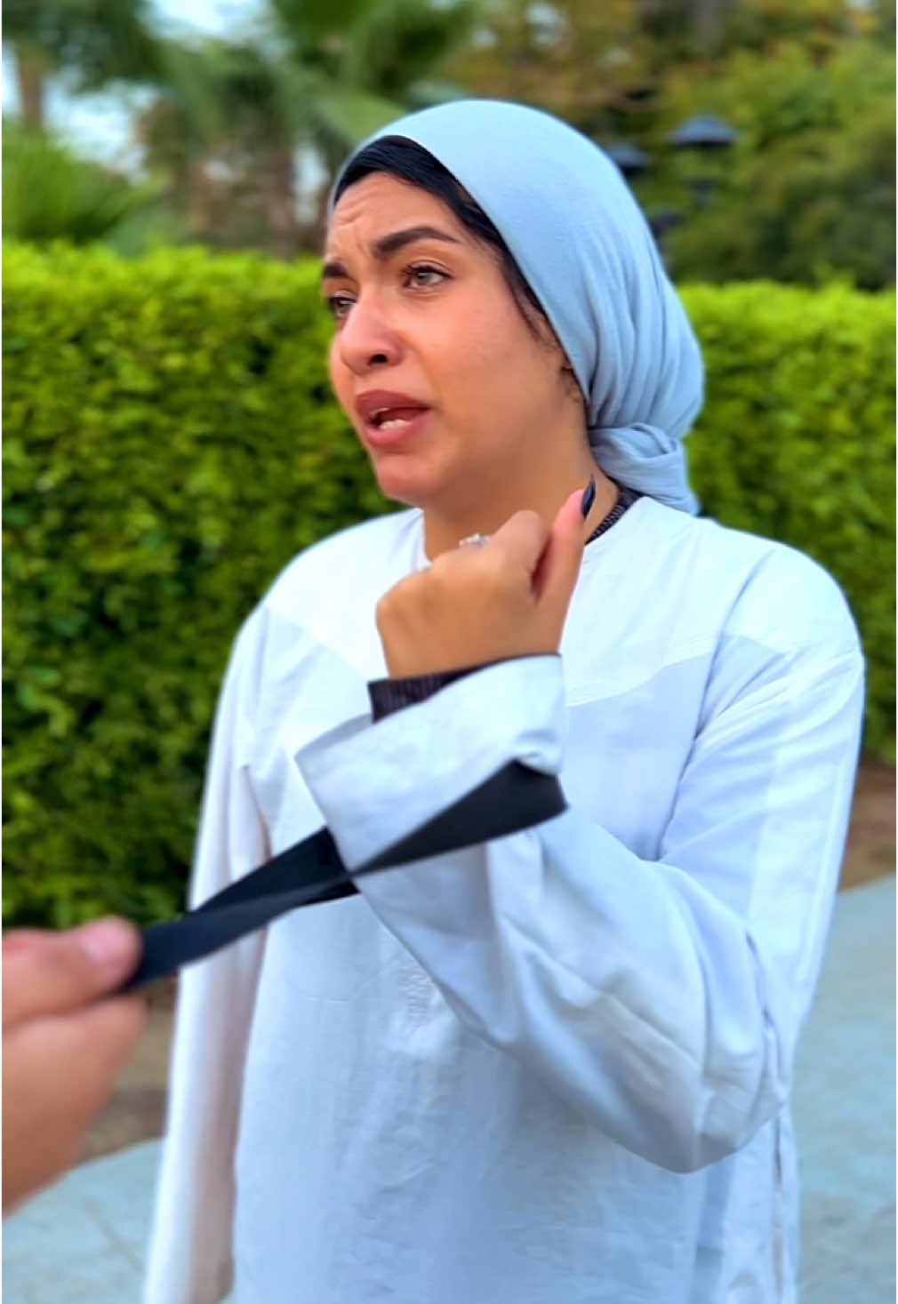 شاب يجد مع بنوتة فلوس كتيرة في الشنطة..!؟