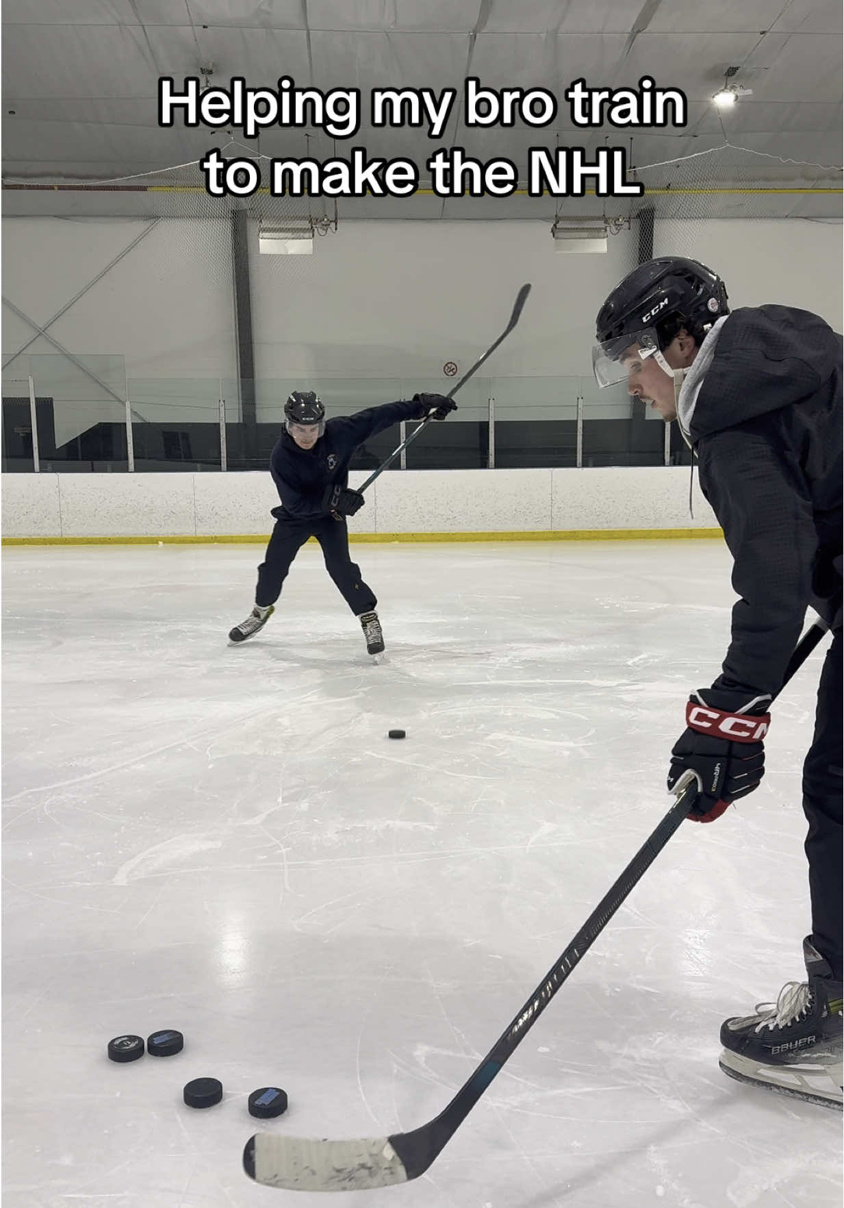 Think bro will make it??? 🤔😂 #hockey #hockeyplayer #hockeybenders #hockeyboys 