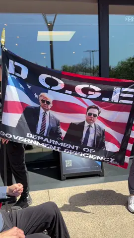 🔥 #Tesla store in #SiliconValley! #Critics and #supporters of #ElonMusk and #DOGE both showed up!