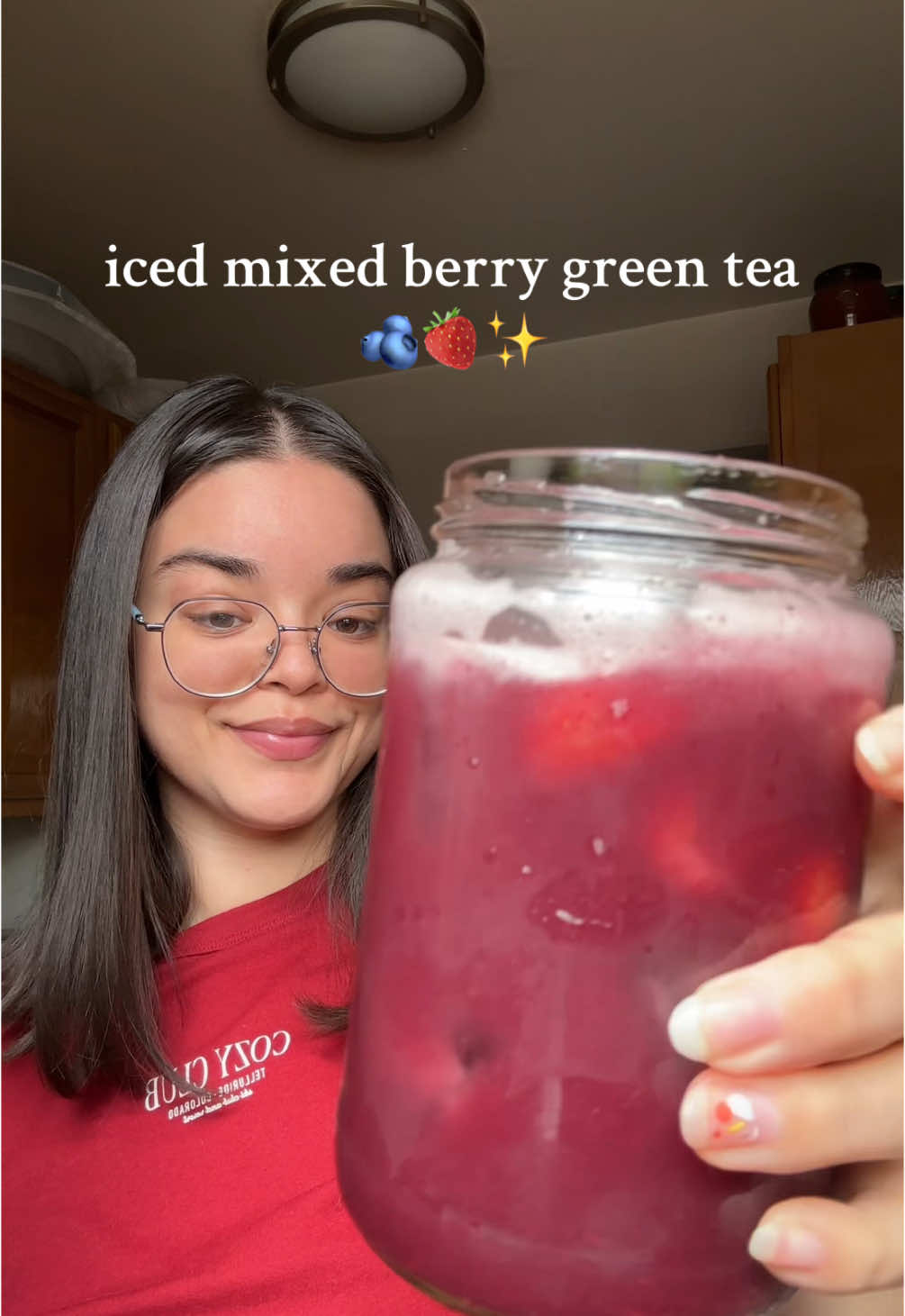 we love a midday drink around here 😋💕 refreshing iced green tea toooo good 🫐🍓🧊✨ #coldgreentea #icedtea #teatutorial #refreshingdrink #homebrew #greentea #tealovers #icedgreentea #summerdrinks #healthydrink #hydratingdrinks #fundrinksathome #refreshingbeverage #EasyRecipe #bigelowtea #bigelowgreentea 