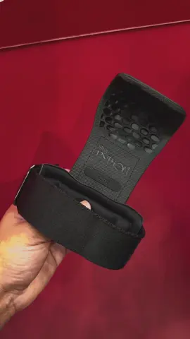 Strap de academia nunca mais! Porque encontrei a evolução do Strap e o nome dele é Phython MaxGrip, criado com exclusividade pela Fiber.  Além dele ser bem menor do que um Strap normal e você não ter que ficar dando aquele monte de volta pra ele ficar firme, esse material dele gruda na superfície e ele ainda tem essa tecnologia pensada na mordida de uma Python. É tão eficiente que mesmo sem fechar a mão 100% ele não deixa cair o peso.  Perfeito pra treino leve ou pesado, a galera já até testou fazendo barra.  Além de ser muito mais confortável e bonito que o Strap normal. CUPOM10%: GAA  #sommelierdasacademias #gymsommelier #musculacao #gym #academia #ginasio #Fitness #maromba #academiasincriveis #melhoresacademias #gymsreviews #reviewsdeacademias #treino #bodybuilding #cupomfiber #pythonmaxgrip #crossfit #powerlifting  @fiber.oficial 