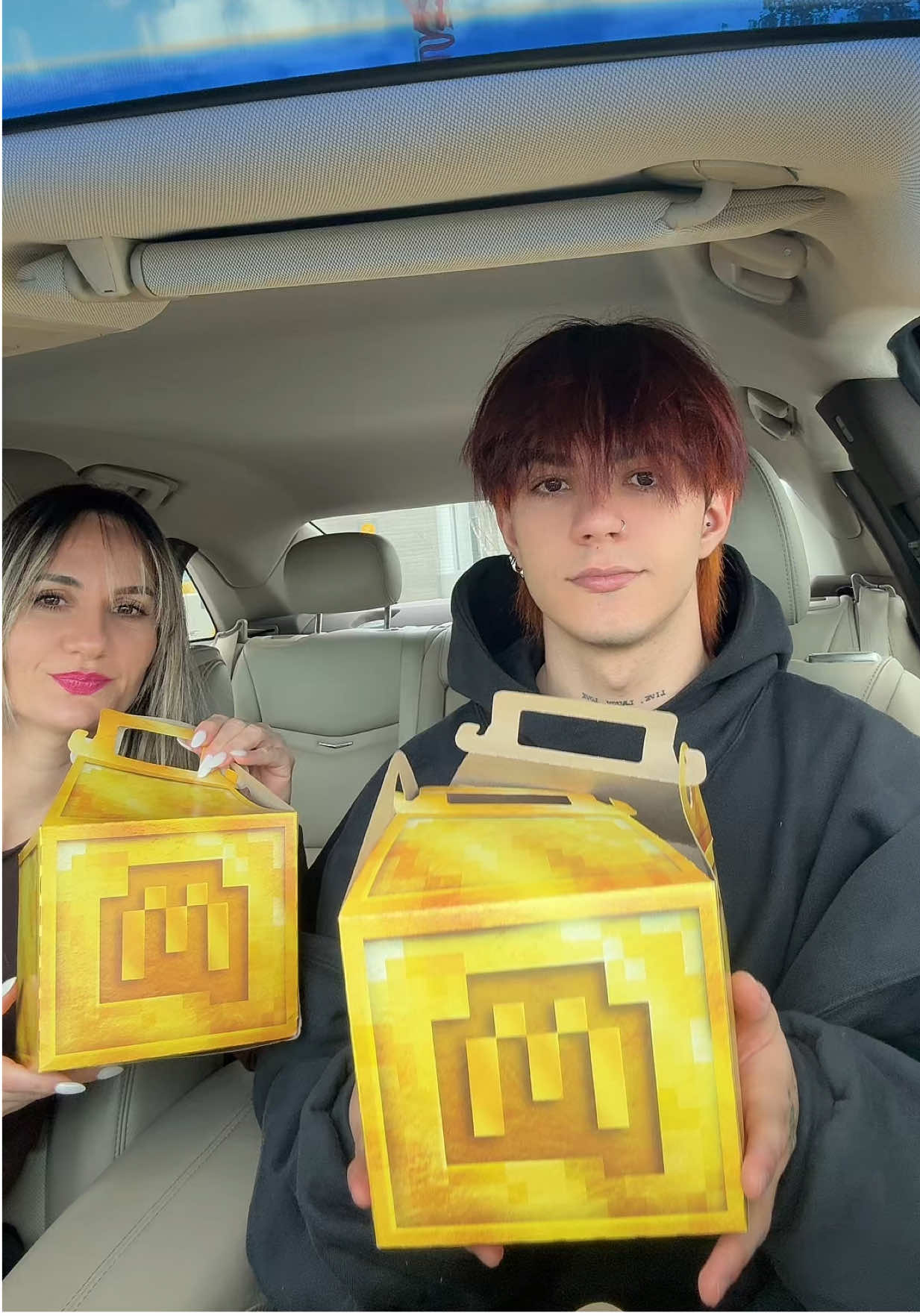 Unboxing de las cajitas de Minecraft en McDonald 🦆 con mi mamá @Yodania💎 🐍  #carlosalberto #carlhoos_ #carlosalbertofuentes #mcdonalds #Minecraft 