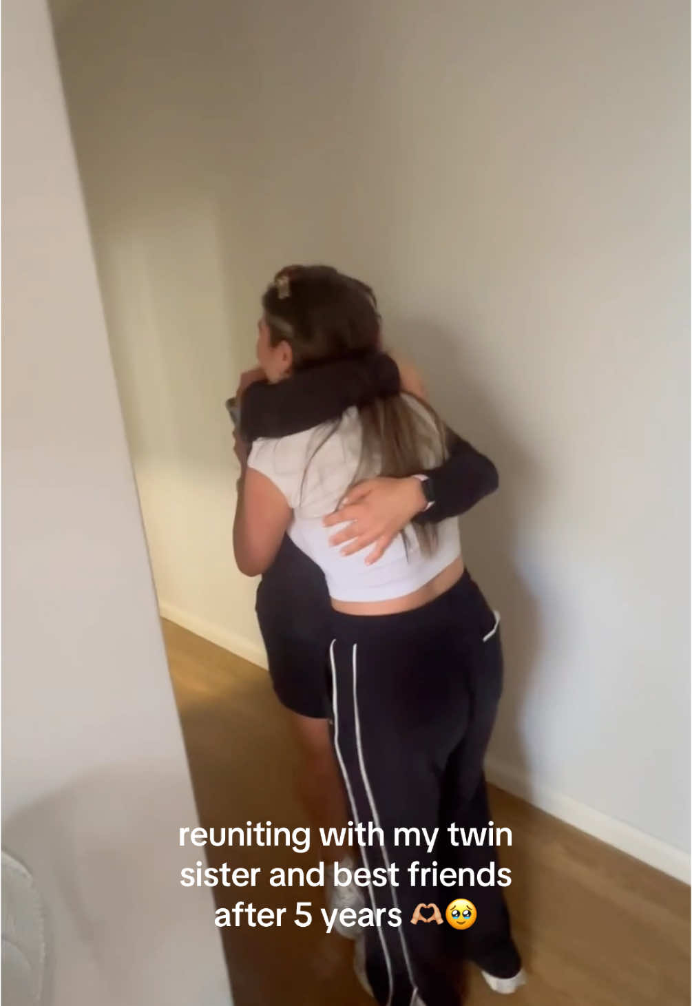 the best feeling in the world 🥹 #reunion #friends #surprise #twinsisters 