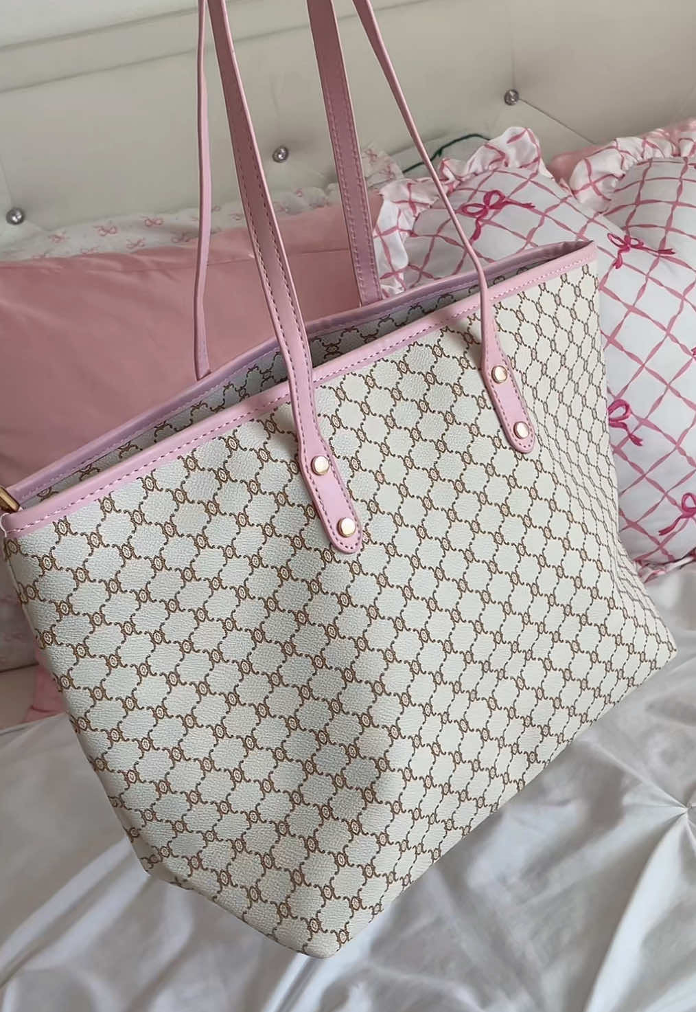 this color and size is perfect👛 #totebags #tote #totebagaesthetic #pink #workbag #girly #tiktokshop #tiktokshopfinds #tiktokshopping #fyp #foryoupage #trendy 
