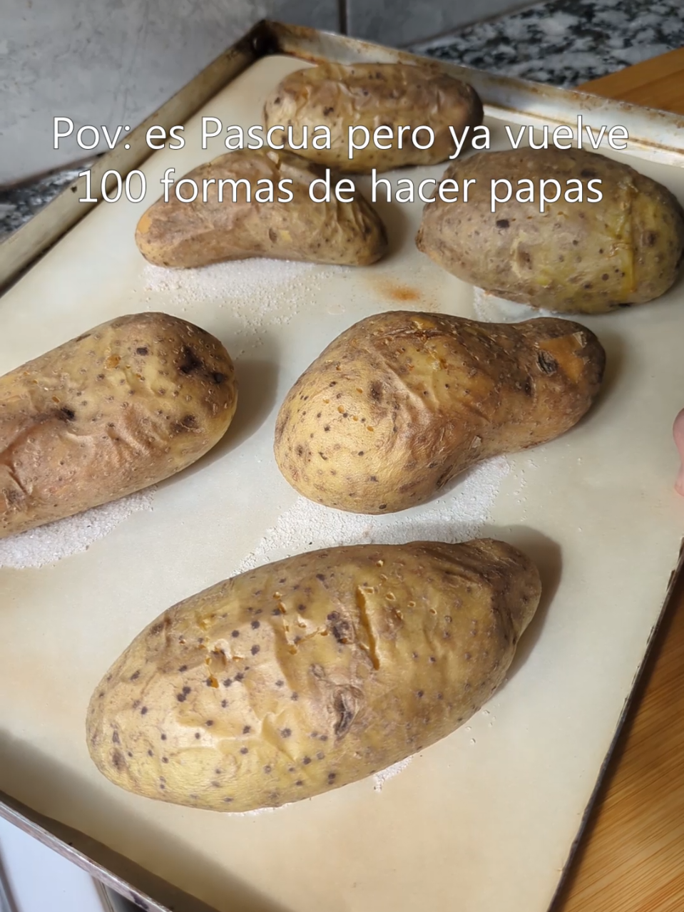 Huevo de Papascua? Faaaacil Hice este Huevo de Pascua salado inspirado en la Causa Limeña peruana. Básicamente un puré lo más seco posible (lo mejor es con la papa entera con piel y todo cocinado a horno medio/fuerte hasta que estén tiernas), condimentado con sal, pimienta y un chorrito de aceite. En un molde de huevo va capa de puré, relleno (yo usé atún, zanahoria hervida, choclo, arvejas, cebolla morada y tomate con mayonesa hasta que quede una pasta), capa de palta y huevo duro, más relleno y puré. El truco está en apenitas aceitar el molde de huevo, cubrir con film y volver a aceitar apenitas. Tapar y dejar dos o tres horas en heladera mínimo. Decoré por arriba con una mayo de remolacha pero le pueden dar el toque que quieran. Sorprendan a su familia con el huevo de papascua y me cuentan! Los quiero #fyp #recetas #pascua #pascuas #huevos #papas #potatoes 