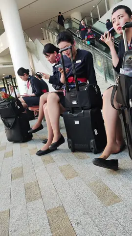 东航空姐下班等粉丝接机