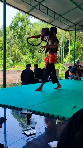 trimakasih yang sudah meng editnya.. koreo berinspirasi dari kisah nyata..😄 #foryoupage #pencaksilat #psht #pshtstory #viral #viraltiktok #viralvideo 