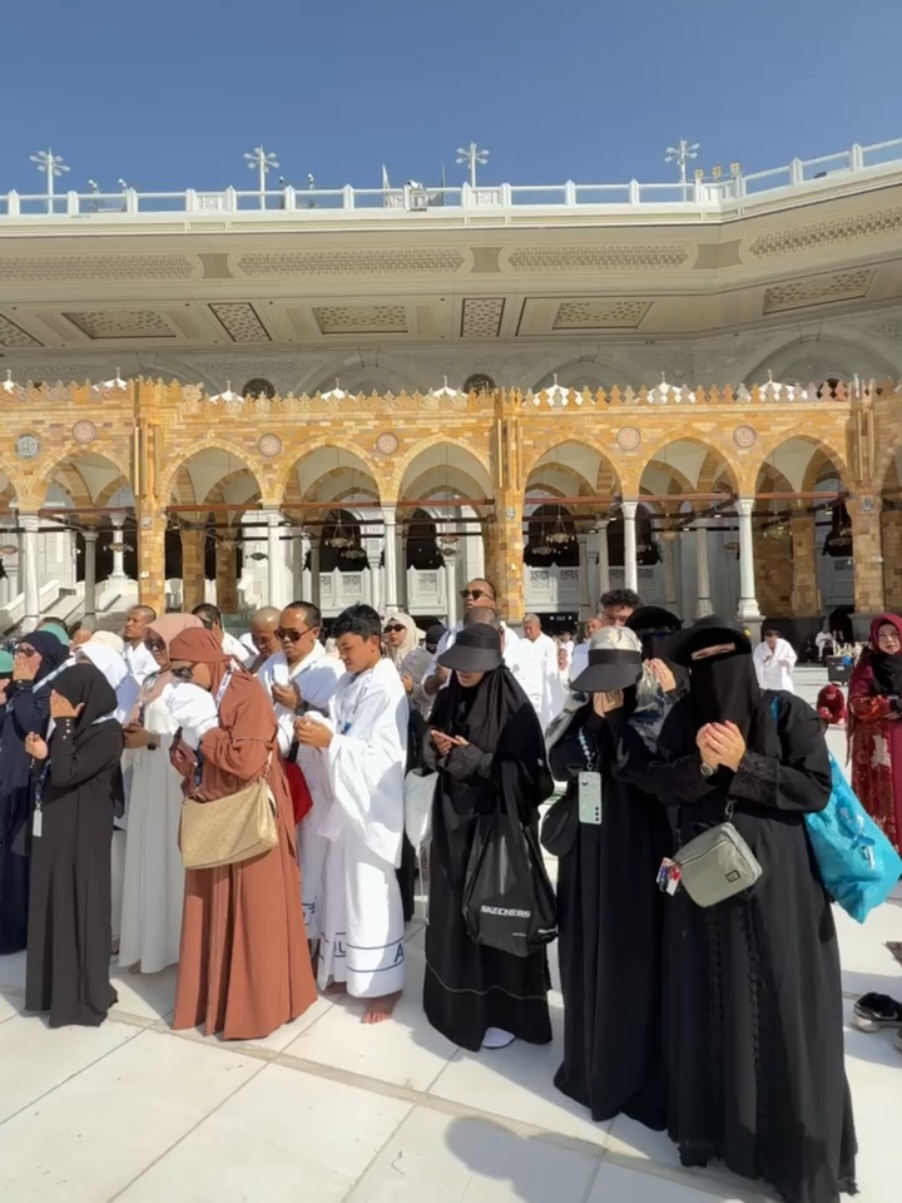 Kekuatan doa adalah afirmasi mustajab untuk bisa menjadi kenyataan bisa pergi ke Baitullah, MashaAllah 🥰  #baitullah #mekka #mekkah #umroh2025 #kabah #masjidilharam 