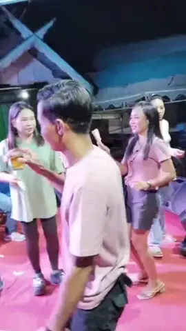 #fyp #lagudayakkaltengviral #taufikhidayat #kalimantantengah Detik detik diserbu saweran dari warga tumbang mujam, sangat luar biasanya menyalaa🔥🔥