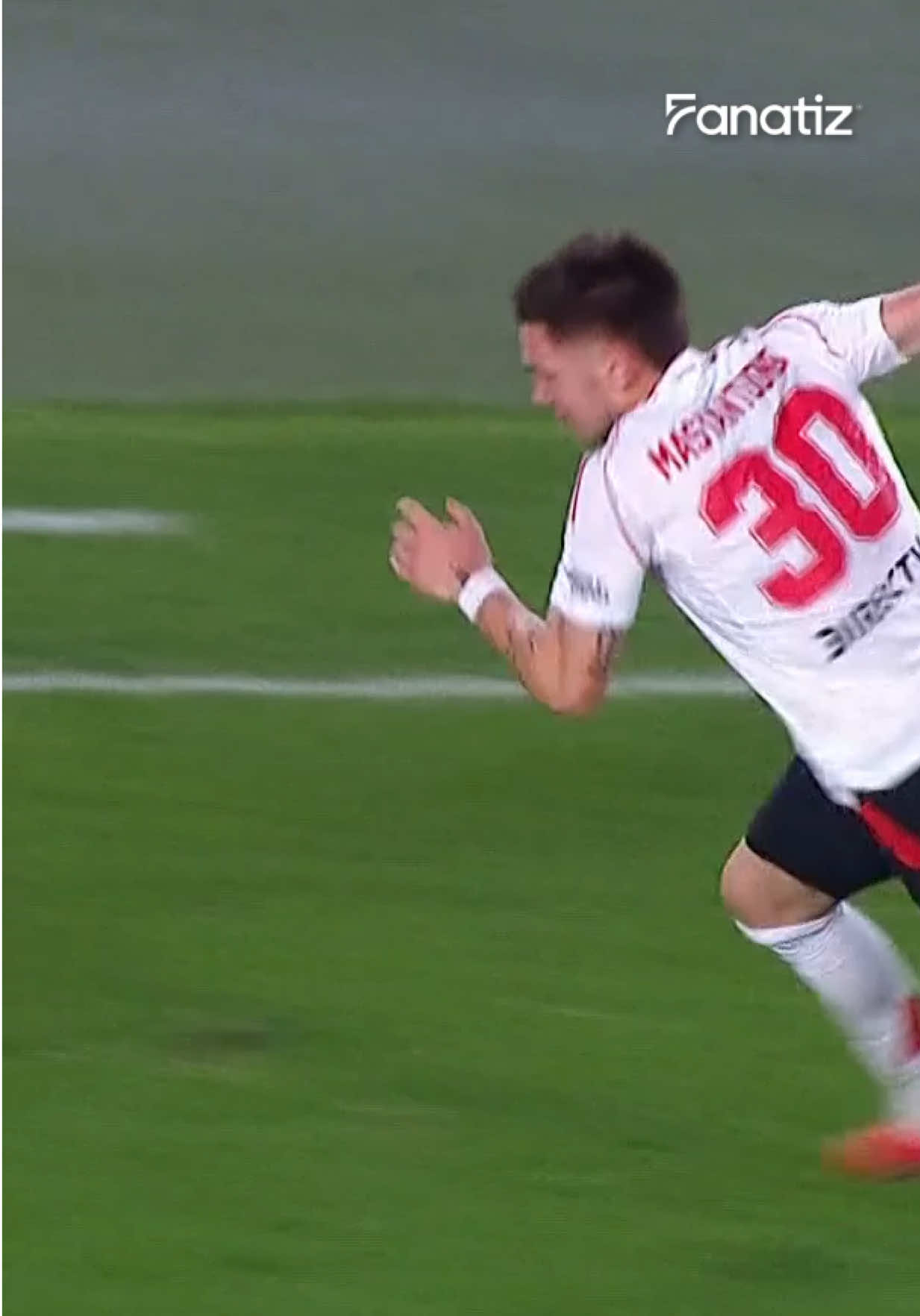¡Qué pedazo de jugada se mandó Mastantuono! Arrancó desde mitad de cancha con la bocha atada 🧲, se metió al área gambeteando a dos como si nada ⚡⚡ y le dio de zurda al primer palo 👟, pero Herrera estaba bien parado 🧤 y le ahogó el gol. ¡Mamita, era para colgarla en un cuadro! 📺 No te pierdas este partidazo y disfrutá TODO el fútbol argentino EN VIVO y en HD en #Fanatiz fuera de Argentina y Brasil 🌎🇦🇷 #River #Mastantuono #Herrera #Talleres #Fanatiz #futbolargentino #LPF2025 
