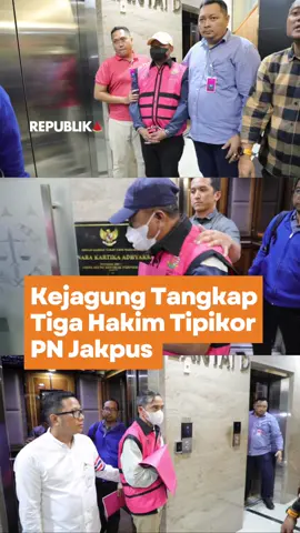 Kejaksaan Agung menetapkan tiga hakim Pengadilan Negeri Tindak Pidana Korupsi Jakarta Pusat sebagai tersangka penerimaan suap dan gratifikasi dalam pengaturan putusan lepas untuk tiga terdakwa korporasi korupsi izin ekspor minyak mentah kelapa sawit (CPO). Tiga hakim yang dijerat oleh tim penyidikan Jampidsus adalah Hakim Djuyamto (DJU), Hakim Agam Syarif Baharuddin (ASB), dan Hakim Ali Muhtarom (AM). Setelah diumumkan sebagai tersangka, pada Senin 14 April 2025 dini hari, penyidik Jampidsus langsung menjebloskan ketiga hakim tersebut ke tahanan. Dengan ditahannya tiga hakim itu maka menambah jumlah para tersangka yang sudah dijerat sebelumnya. Pada Sabtu 12 April 2025 penyidik Jampidsus sudah lebih dulu mengumumkan empat tersangka awalan. Di antaranya, Ketua Pengadilan Negeri Jakarta Selatan (PN Jaksel) Muhammad Arief Nuryanta (MAN) yang dijerat tersangka atas perannya sebagai mantan Wakil Ketua PN Tipikor Jakpus. MAN adalah pihak yang menerima pemberian uang Rp 60 miliar. #CekRepublikaAja