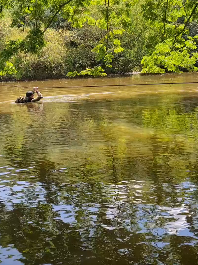 Cruce con linea a Flor de agua.  🥷🏾🥷🏾🇨🇴🇨🇴#entrenamiento #militar #soldier #fuerzasespeciales #comando #colombia #cauca #combates #ejercol💂🏼‍♂️🤙🏽🇨🇴 #ejercito #catatumbo #guerra 