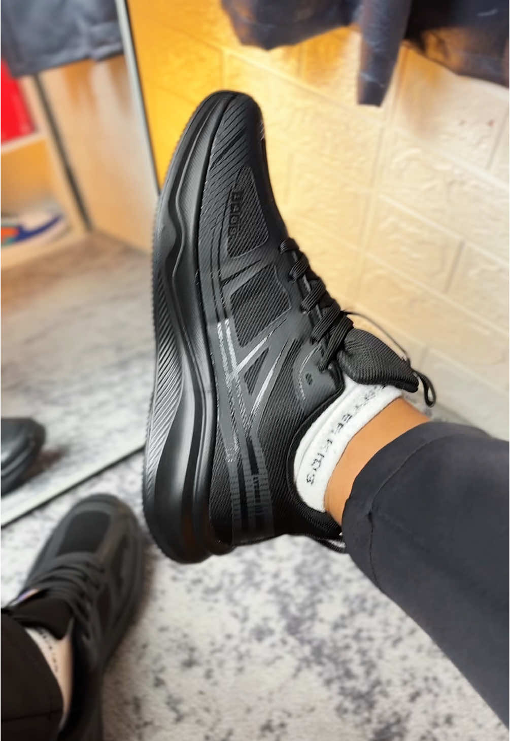 Cakep bener dah ini sepatu asli , bisa buat olahraga buat jalan buat sekolahpun bisa bgt#sepatumultifungsi #sepatuhitamcakep 
