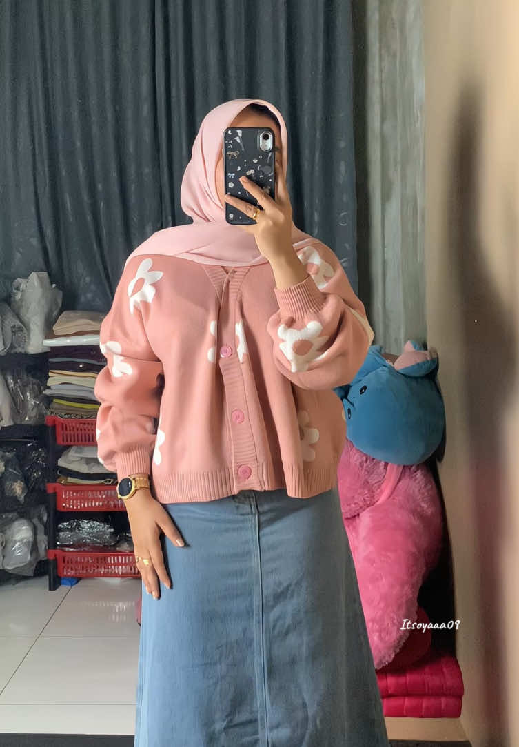 Atasanya gemeshh🤌🏻💗#atasanrajut #outfitsimple #rokjeans 