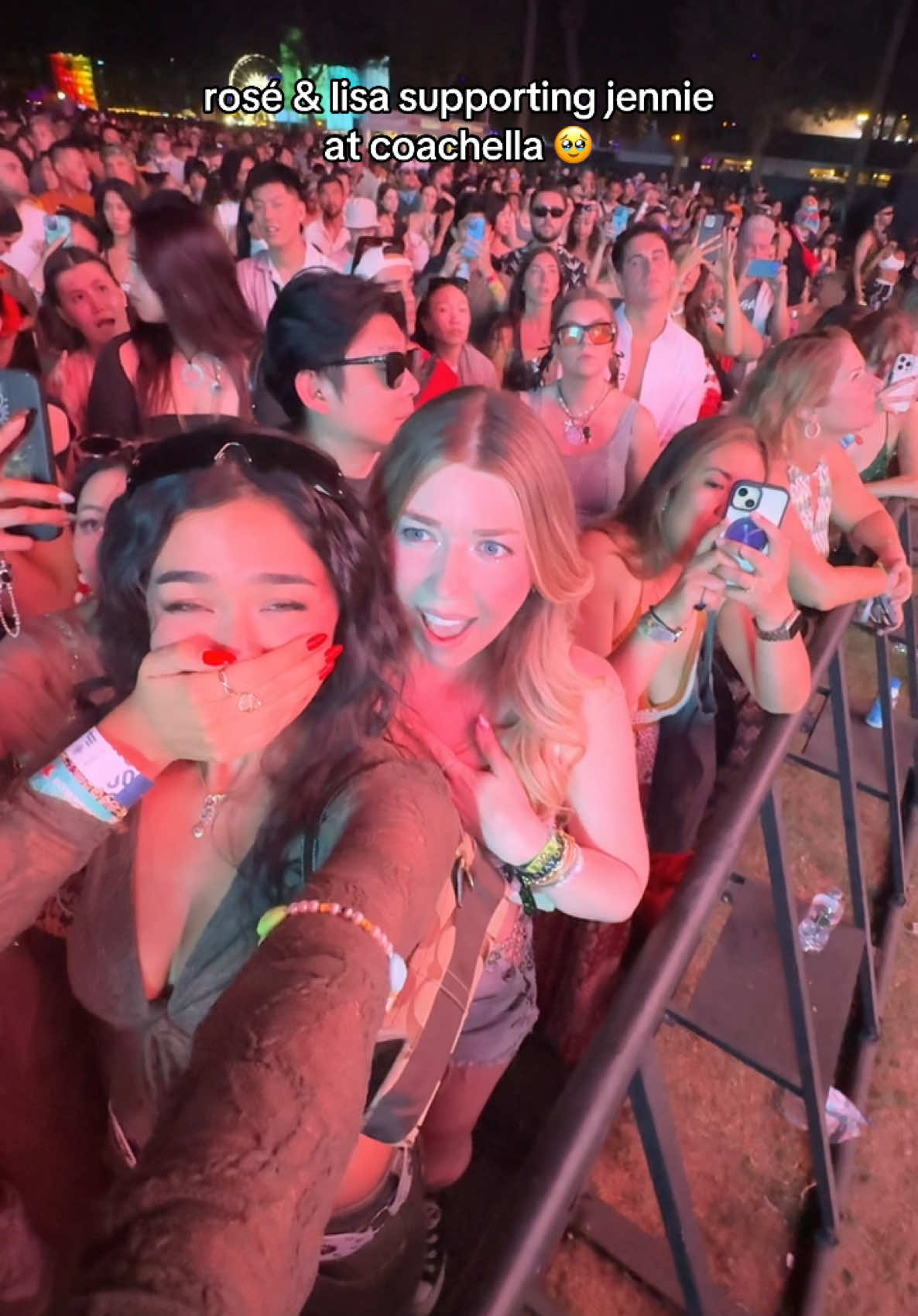 wdym rosé waved at me 😭😭 #girls #coachella #coachella2025 #jennieblackpink #lisablackpink #roseblackpink #blackpink 