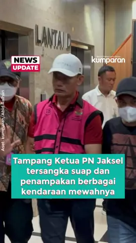 Ketua PN Jakarta Selatan, Muhammad Arif Nuryanta, ditetapkan sebagai tersangka oleh Kejaksaan Agung dalam kasus dugaan suap pengaturan vonis perkara korupsi ekspor crude palm oil (CPO) periode Januari 2021–Maret 2022. Arif diduga menerima suap Rp 60 miliar dari dua pengacara korporasi, Marcella Santoso dan Ariyanto, melalui panitera muda Wahyu Gunawan. Suap tersebut diberikan agar majelis hakim mengeluarkan putusan ontslag atau bersalah namun bukan tindak pidana terhadap tiga korporasi: Wilmar Group, Permata Hijau Group, dan Musim Mas Group. Penyidik juga telah menyita berbagai barang mewah yang diduga berasal dari tindak pidana korupsi, termasuk 21 sepeda motor (di antaranya Harley Davidson, Triumph, BMW), 7 sepeda, serta mobil-mobil mewah seperti Land Rover dan Land Cruiser. Uang tunai dalam berbagai mata uang juga disita dari rumah dan mobil tersangka. Dalam pemeriksaan lanjutan, Kejagung turut memeriksa dua anggota majelis hakim, yakni Agam Syarif Baharudin dan Ali Muhtaro, sebagai saksi, sementara Ketua Majelis Djuyamto belum diperiksa. Kasus ini berawal dari skandal ekspor CPO yang merugikan negara hingga Rp 18 triliun dan menyeret beberapa pejabat serta pengusaha besar. Dalam sidang di PN Jakpus, tiga grup korporasi dinyatakan bersalah namun dibebaskan dari tuntutan. Kejagung menduga putusan tersebut merupakan hasil rekayasa hukum yang melibatkan uang suap. Proses penyidikan masih terus berjalan dan Kejagung berjanji akan mengungkap seluruh pihak yang terlibat. 📸: Dok. kumparan/Abid Raihan, kumparan/Fadhil.  Follow WhatsApp Channel kumparan untuk dapat Informasi terpercaya dikirim langsung ke WhatsApp kamu. Ketik kum.pr/WAchannel di browser kamu sekarang, agar bisa share informasi tanpa ragu. #newsupdate #update #news #vidol #suapcpo #korupsiindonesia #kejaksaanagung #pnjakarta #minyakgoreng #infoterkini #beritaterkini #bicarafaktalewatberita #kumparan 