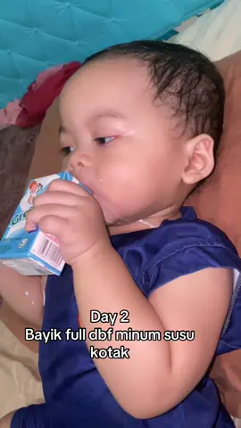 Day 2 , minum masih belum stabil , pipet suka di copot , susunya di pencet 🤣 #bayilucu #baby #bayitiktok #fyp 