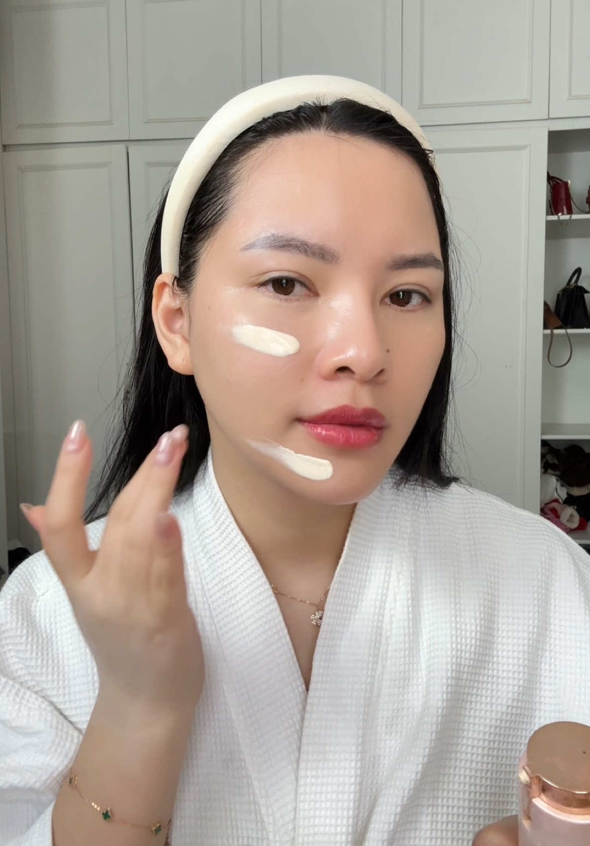 Chống nắng dạng sữa finish mỏng nhẹ che khuyết điểm kháng nước trống trôi mùa hè này sử dụng em nó quá là thích hợp luôn  #thehigh #kemchongnang 