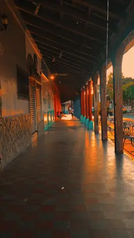 Una nostálgica tarde en un pueblo tranquilo de El Salvador.
