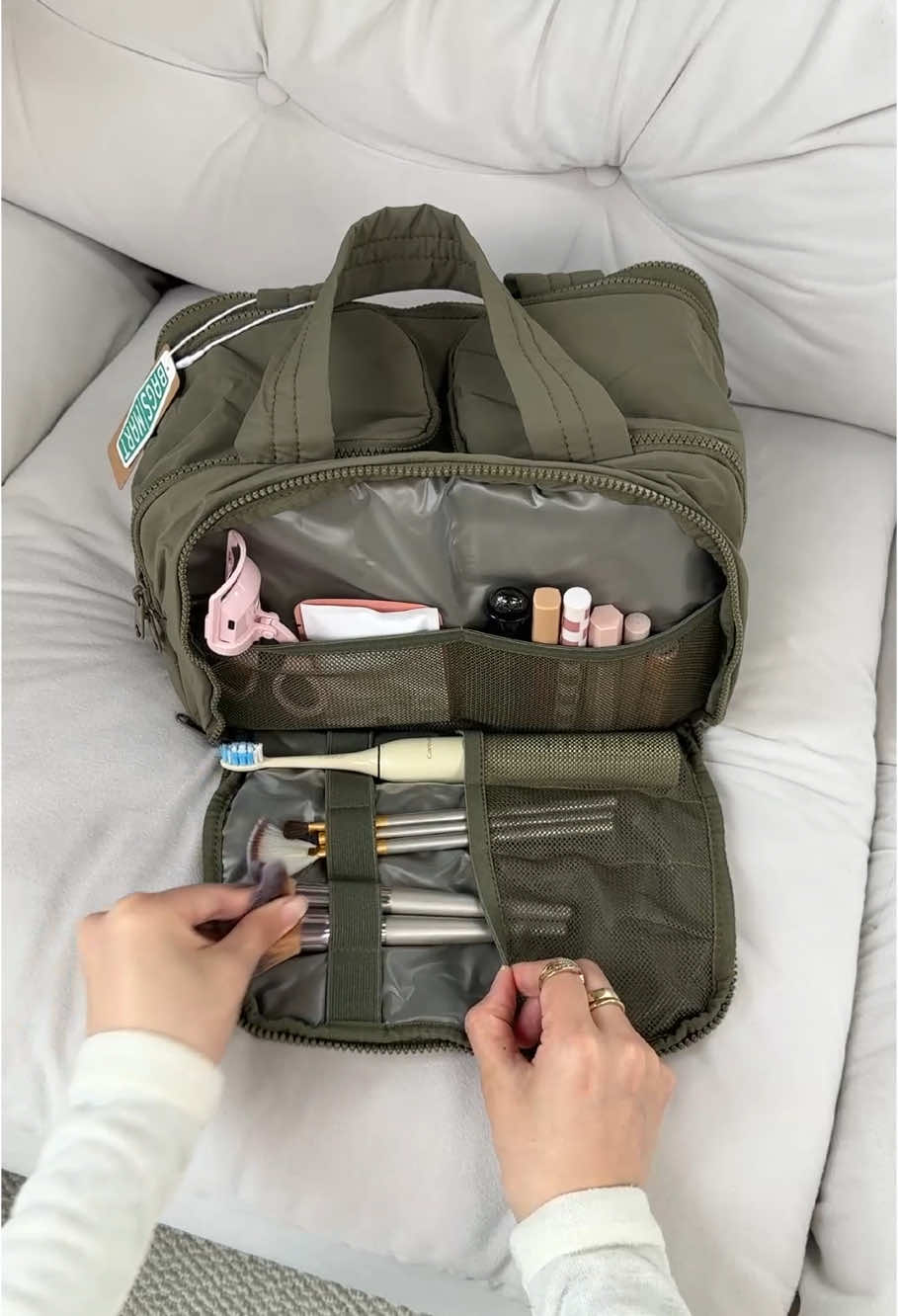 Unboxing my new toiletry bag🔔 you only need ONE bag for all your toiletries 🐐#bagsmart #shopvideocarnival #bags #travelbag #girlythings #puffy #toiletrybag #cosmeticbag 
