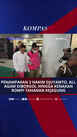 Tiga hakim PN Jakpus yang ditetapkan Kejagung sebagai tersangka keluar dari ruang pemeriksaan menuju mobil tahanan. Ketiga hakim memakai masker dengan tangan diborgol. Penampakan ketiga setelah Dirdik Jampidsus mengungkap modus penerimaan suap para hakim terkait kasus vonis lepas kepada terdakwa korporasi kasus korupsi ekspor crude palm oil. Simak selengkapnya video berikut ini, dan temukan juga berita terkini lainnya di www.kompas.tv  #TiktokBerita